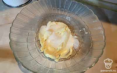 Смешиваем масло и сахар. 