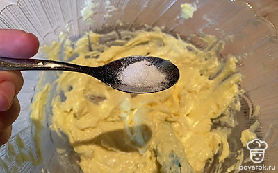 Сюда же всыпаем немного ванилина. 