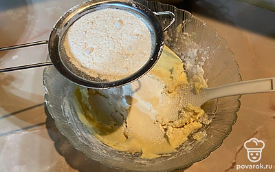 Просеиваем муку и замешиваем тесто. 