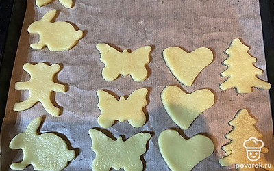 На смазанный маслом пергамент выкладываем печенье и отправляем в духовку на 30 минут при 180 градусах. 