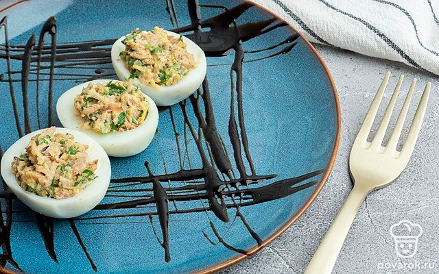 Фаршированные яйца шпротами и чесноком — Рецепт с фото