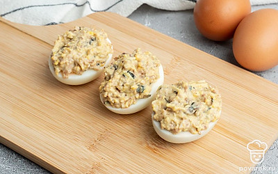 Чайной ложкой наполните белки начинкой.