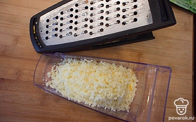 Сыры натрите на крупной терке.