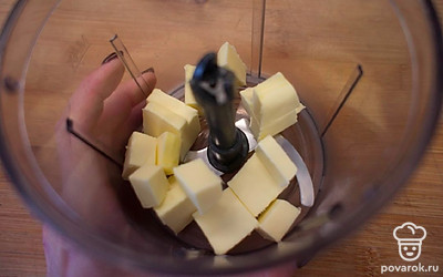 Холодное масло нарежьте на кубики и положите в блендер.