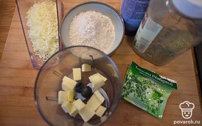 Добавьте к маслу оставшиеся ингредиенты: муку, тимьян, сыры, соль, розмарин.