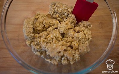 Вот такое тесто у вас получится. Теперь введите ледяную воду, сначала 1 ст. л., и если тесто окажется все еще рассыпчатым, добавьте вторую ложку.