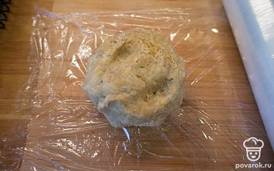 Соберите тесто в комок. Заверните в пищевую пленку и отправьте на 40 минут в холодильник.