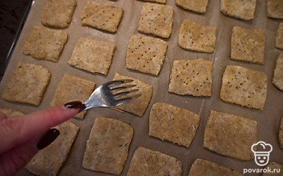 У меня получился целый противень квадратиков и ни одного обрезка!
Теперь наколите крекеры вилкой.