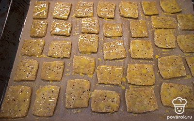 Выпекайте 15-20 минут. Готовые крекеры подрумянятся как сверху, так и снизу.