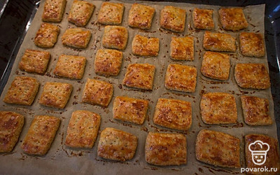 Дайте крекерам остыть. Как только они остынут, они станут более хрустящими.