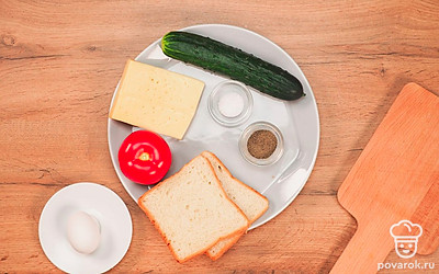 Расположите удобно все ингредиенты. Промойте куриное яйцо. Нарежьте тонкими ломтиками сыр. Подготовьте сковороду и столовые приборы.