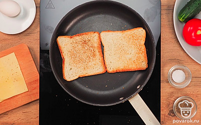 Подсушите хлеб. Для этого на разогретую сухую сковороду положите 2 ломтика хлеба и жарьте каждую сторону по 1 минуте.