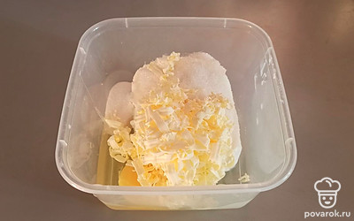 В творог добавить яйцо, сахар, натертое на крупной терке, замороженное сливочное масло.