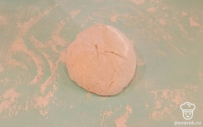 В творожную массу постепенно вводим муку и разрыхлитель. Вымешиваем тесто. положить в холодильник на 20 минут.