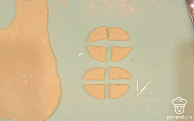 Формой меньшего диаметра формируем уши, как на фото.