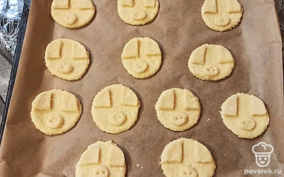 Самой маленькой формой делаем пятачок. Зубочисткой делаем ноздри. выпекаем в духовке 20 минут при 180 градусах. Должны слегка зарумятниться.
