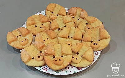 Остужаем. Топим шоколад на водяной бане. Зубочисткой рисуем глазки и ноздри.