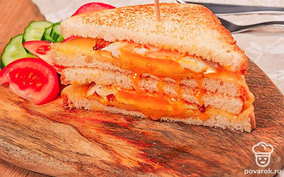 Подавайте готовый сэндвич со свежими огурцами.