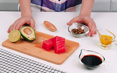 Разморозьте, промойте и очистите от костей филе тунца, помойте авокадо. Очистите лук от шелухи.