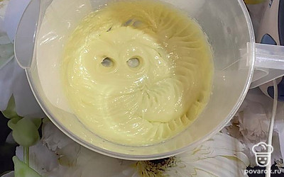 К мягкому сливочному маслу добавляем сахарную пудру и взбиваем миксером или венчиком до кремовой текстуры.
