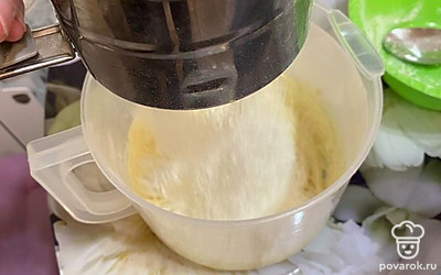 Далее в полученную массу просеиваем муку и тщательно перемешиваем.