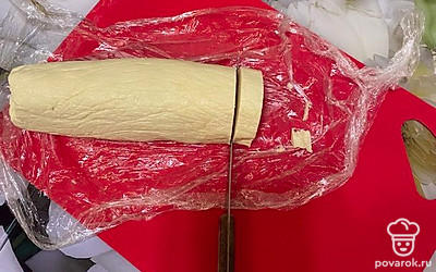 После снимаем пищевую пленку и разрезаем колбаску из теста на печеньки, у меня получается примерно по 1 сантиметру толщиной.
