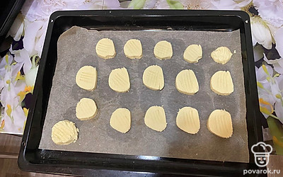 Выкладываем на противень и отправляем в заранее разогретую до 180 градусов духовку на 10-12 минут. Смотрите по готовности.
