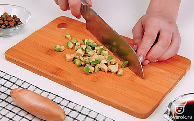 Разрежьте авокадо вдоль и прокрутите половинки в противоположые стороны, чтобы отделить кость от мякоти. Ложкой отделите мякоть авокадо от кожуры. Нарежьте плод кубиками.