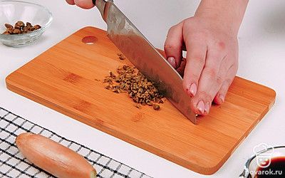 Нарежьте каперсы.