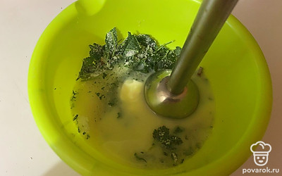 В миске соедините растопленное сливочное масло, сахар и мяту.