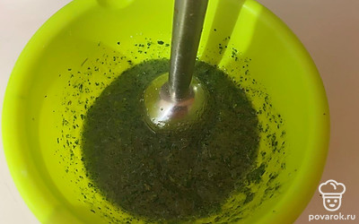 Измельчите все ингредиенты до однородного состояния.