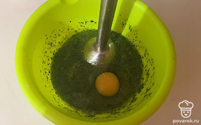 Затем к смеси добавьте яйцо.