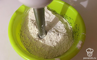 К жидкой смеси добавьте муку и разрыхлитель.