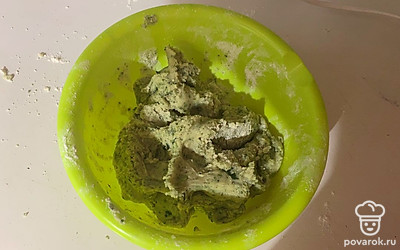 Замесите тесто с помощью силиконовой лопатки.