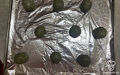 Из теста сформируйте 9 одинаковых шариков и выложите их на форму застеклению фольгой.