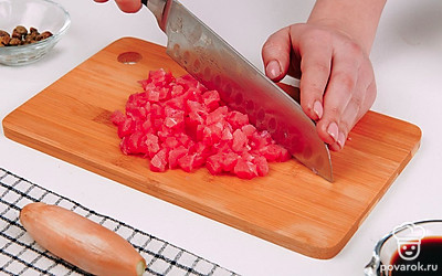 Филе тунца нарежьте мелкими кубиками.