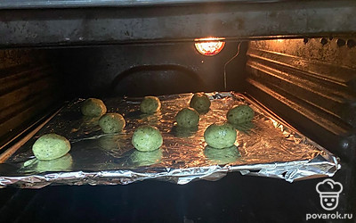 Печенье отправьте в духовку выпекаться на 20 минут при 180 градусах.