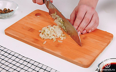 Измельчите лук.
