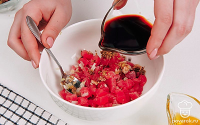 Переместите тунец, лук и каперсы в глубокую миску. Добавьте соевый соус и растительное масло. Перемешайте.