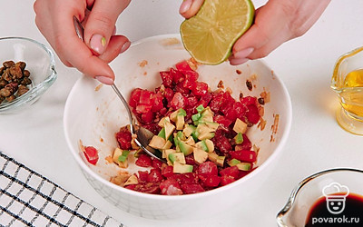 Добавьте авокадо и сбрызните соком лайма. Перемешайте.