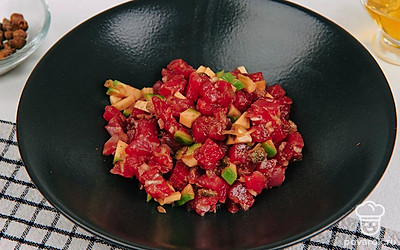 Выложите тартар из тунца на плоскую тарелку и подавайте к столу.