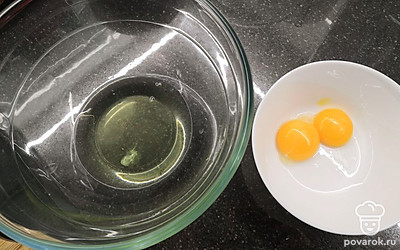 Белки отделяем от желтков.