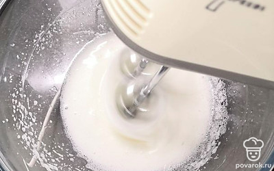 Белки взбиваем миксером и по чуть-чуть добавляем желтки и сахар