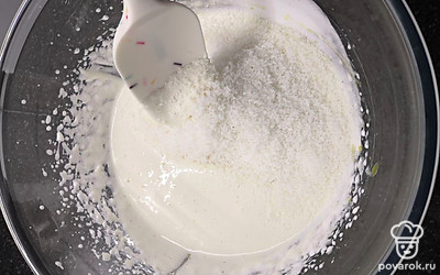 Добавляем кокосовую стружку, все перемешиваем.