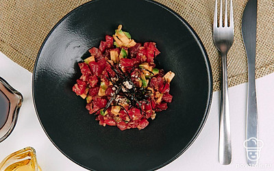 Перед подачей присыпьте тартар семенами кунжута и украсьте кусочками лайма.