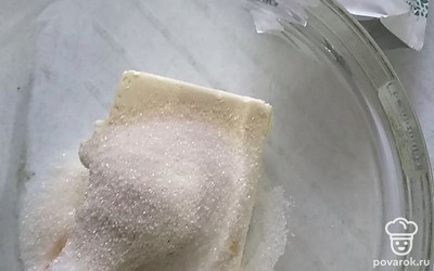 Смешать мягкое масло, желток, сахар и муку, добавить ванилин. 