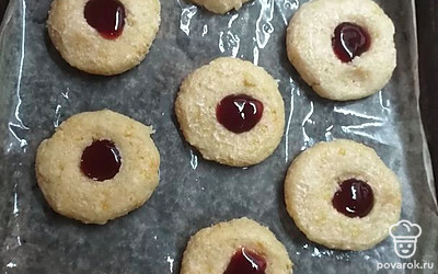 Тесто выложить на противень, на бумагу, в углубление выдавить джем. 