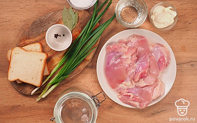 Удобно расположите все ингредиенты. Мясо вымойте и обсушите бумажными полотенцами. Приготовьте стеклянную банку.