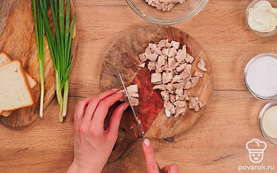 Отварите птицу. Положите мясо в кастрюлю, налейте воду, добавьте соль, лавровый лист и перец горошком, варите 30-40 минут. Достаньте мясо из кастрюли, остудите, нарежьте на кубики.