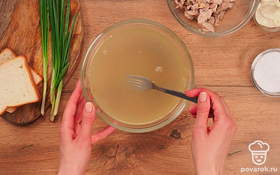 Растворите желатин. Процедите через сито горячий бульон, всыпьте в него желатин, дайте 5 минут набухнуть, после чего тщательно перемешайте.